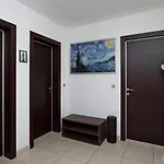 Starry Night - Smart Tv, Extra Big Bed, Big Bathtub, Private Parking, Sea View, Wifi, 2bedrooms شقة *
